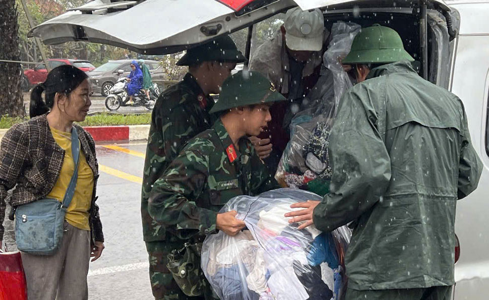 Tram tiep nhan hang hoa cuu tro nguoi dan vung lu. Anh: Quan khu 5