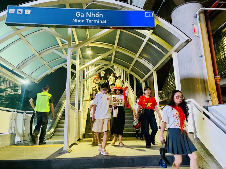 Electric train is a means of public transport chosen by many people. Photo: Thuy Linh