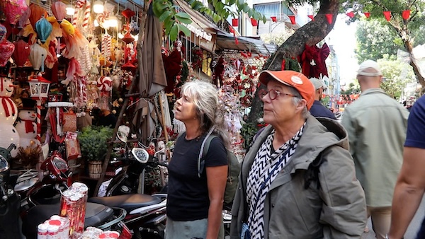 La Navidad llega temprano en la calle Hang Ma los turistas occidentales se sorprenden y disfrutan.