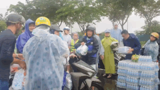 Mắc kẹt ở Khánh Hòa vì lũ, du khách tiếp tế thực phẩm cho vùng bị cô lập
