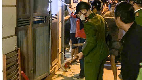 Police broke the door to rescue 12 people in two fires in Hanoi that night. Photo provided by the police
