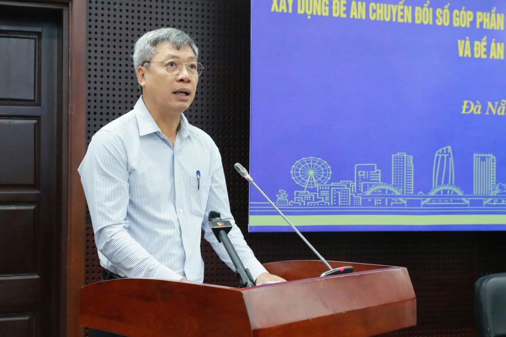 M. Ho Quang Buu - vice-president du Comite populaire de la ville de Da Nang s'exprime lors de la conference. Photo : Tran Thi