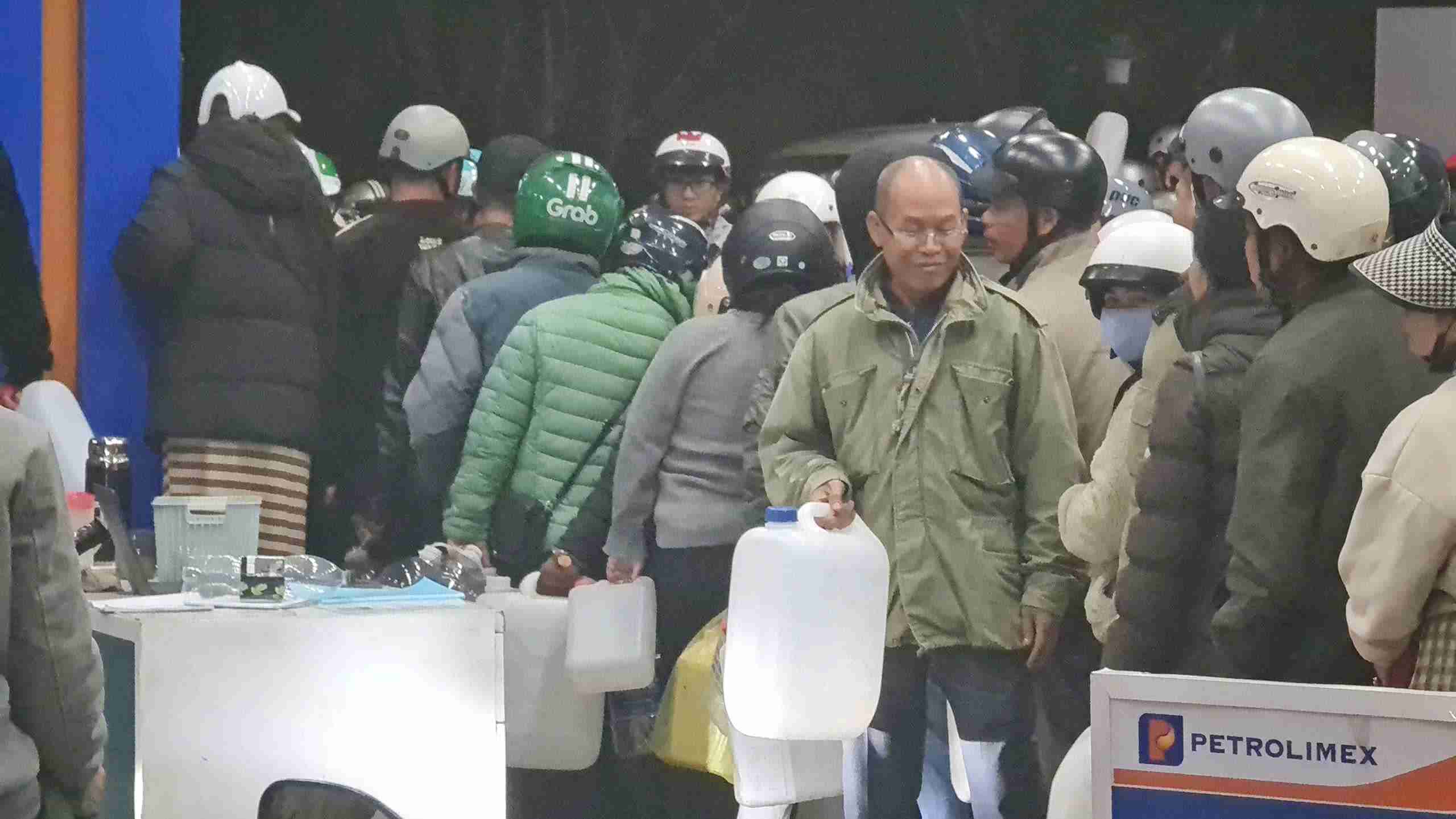 Cac cay xang dau tren dia ban deu dong kin nguoi mua xang vao toi 20.11. Anh: Phuc Khanh