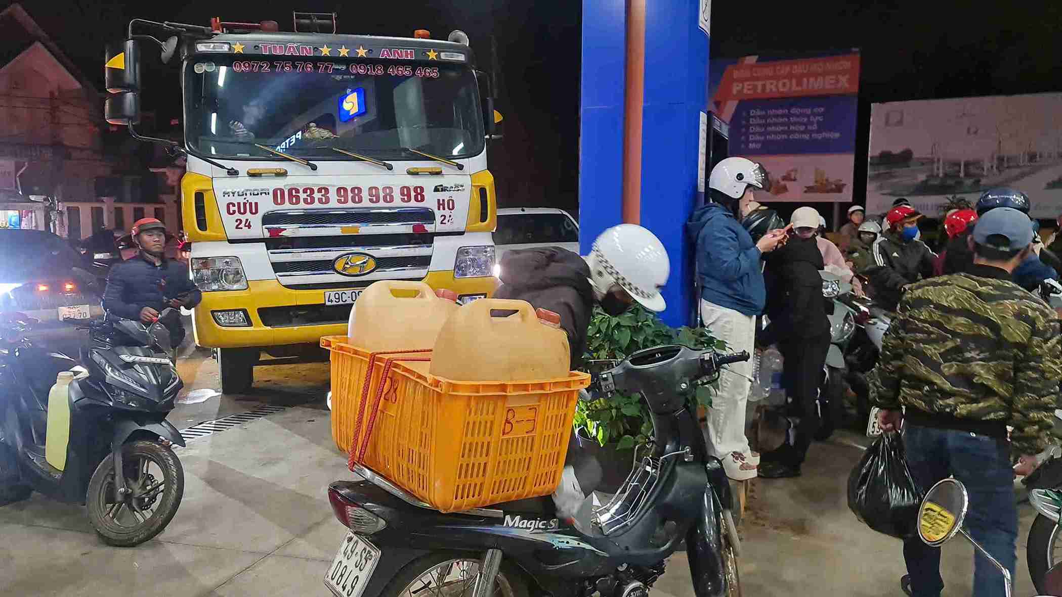 Nguoi dan Da Lat mang theo can di mua xan dau tich tru. Anh: Phuc Khanh