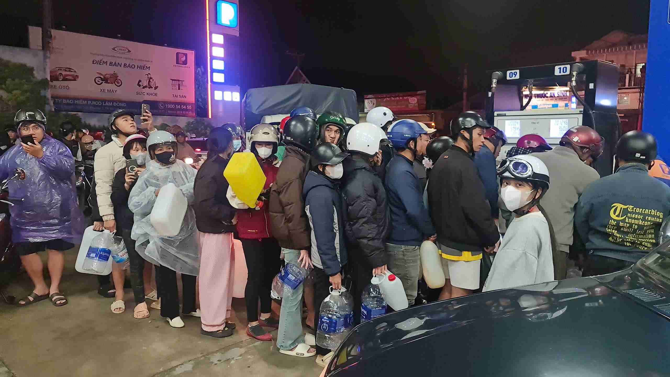 Lam Dong province ensures the supply of essential oil to Da Lat. Photo: Phuc Khanh