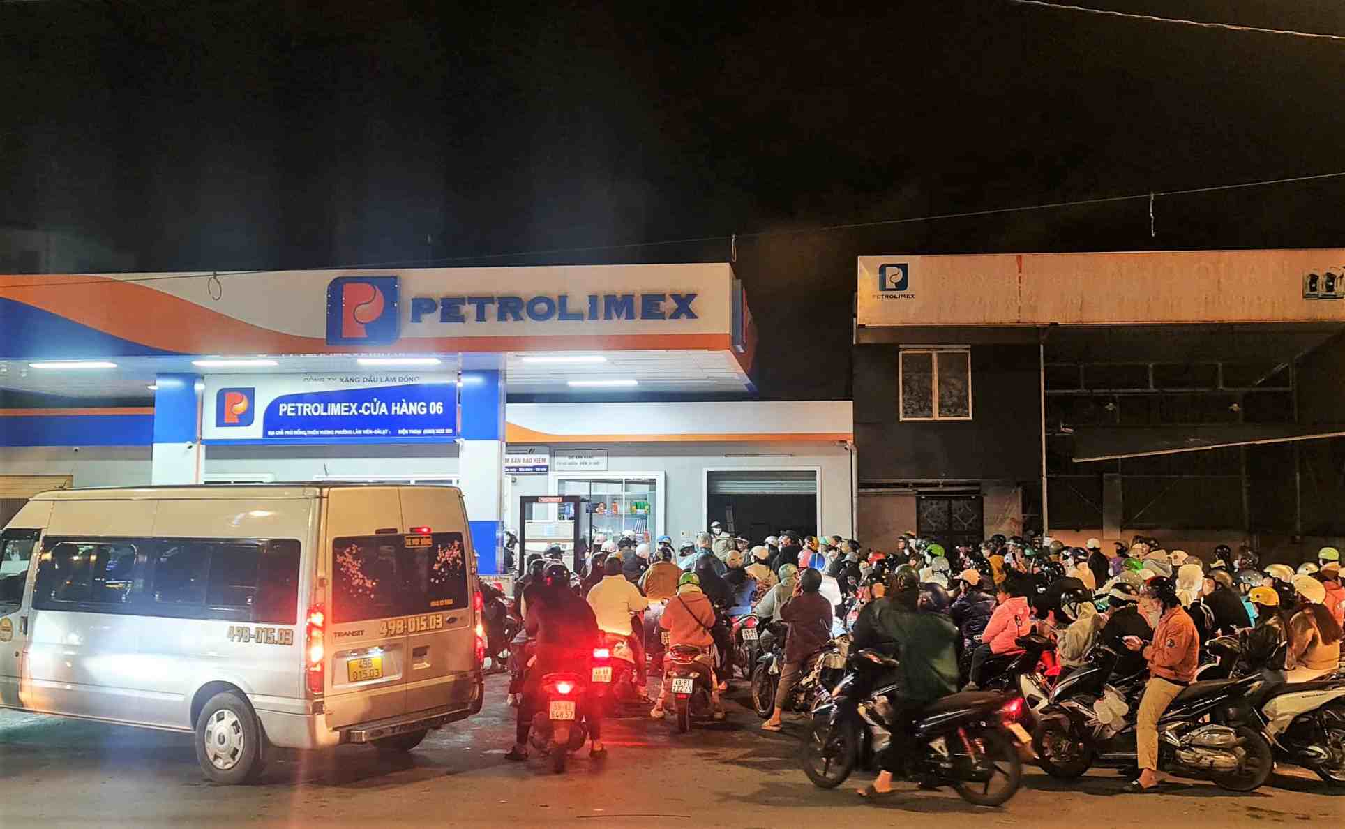 Nguoi dan Da Lat do xo di mua xang dau vao toi 20.11. Anh: Phuc Khanh