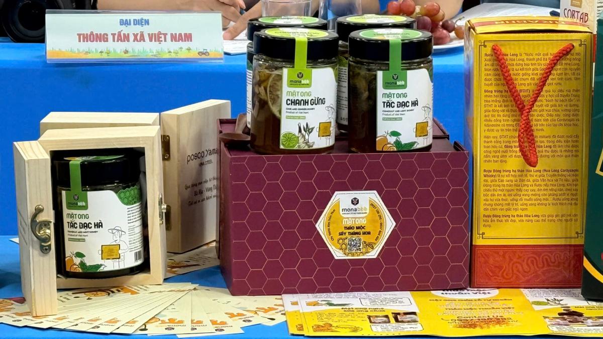 Mot san pham OCOP co bao bi, mau ma chat luong trung bay tai hoi nghi. Anh: Thanh An