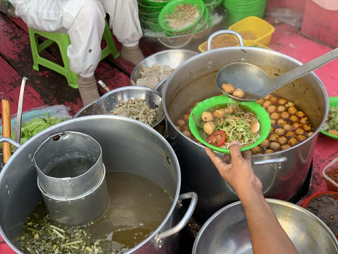 Le bateau rose vendant des plats pour le petit-dejeuner du couple Quoc - Linh est devenu un symbole de la cuisine du marche flottant de Cai Rang (Can Tho). Photo de : Ky Lam