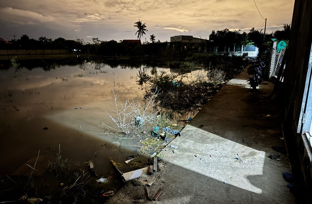 Cua sau cua can nha gan khu ruong ngap nuoc. Anh: Duy Tuan 