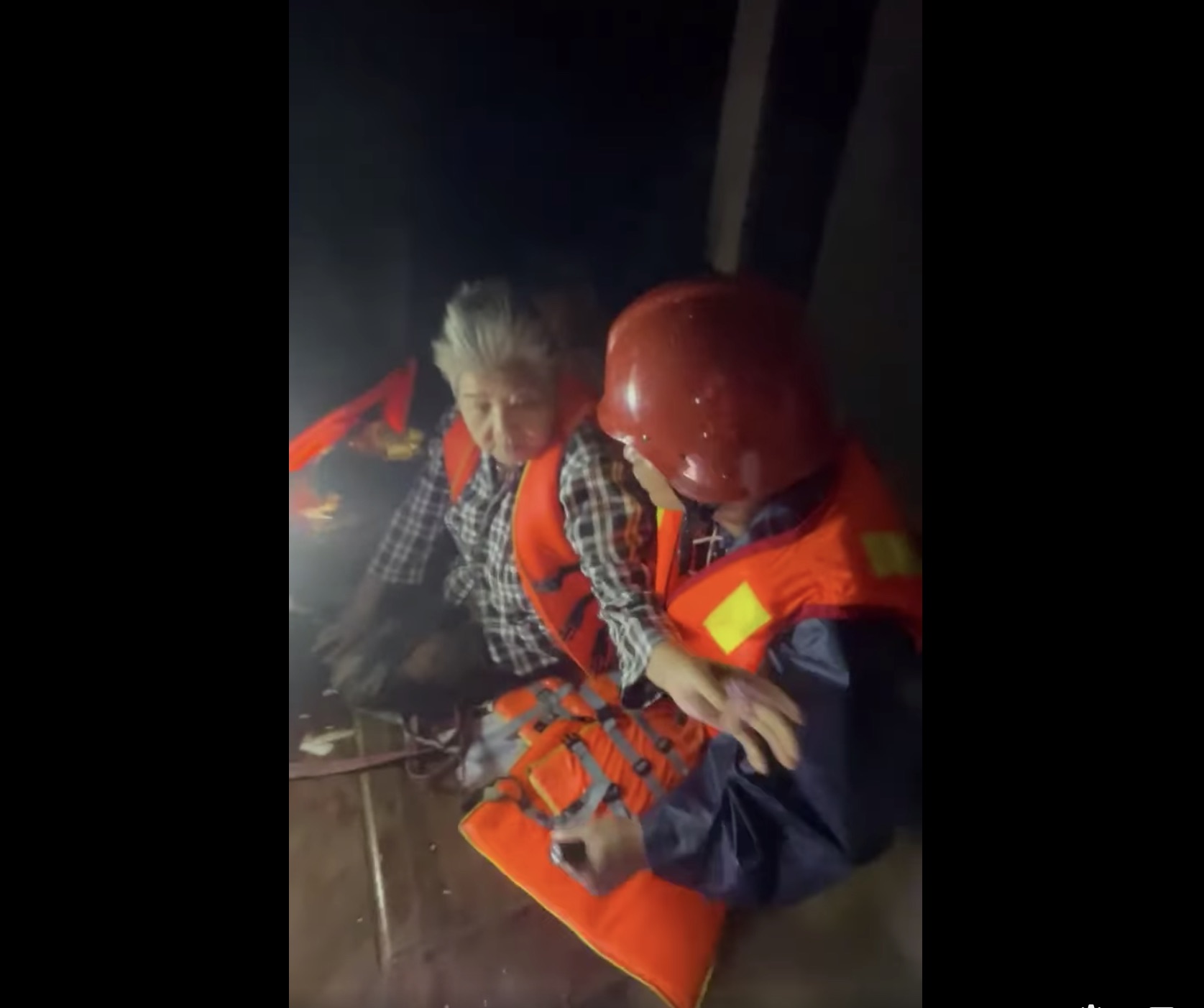 Luc luong cong an da dung than chuoi ket thanh be, tiep can va dua 9 nguoi dan bi co lap den noi an toan. Anh: Cong an cung cap 