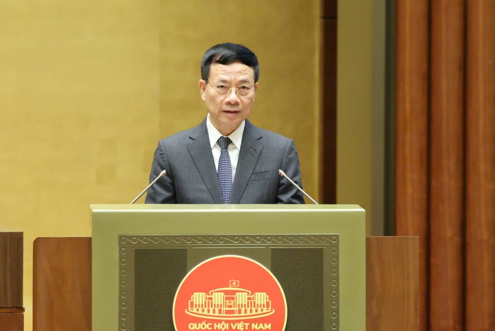 Minister of Science and Technology Nguyen Manh Hung presented the draft Law on Artificial Intelligence (AI). Photo: Pham Dong