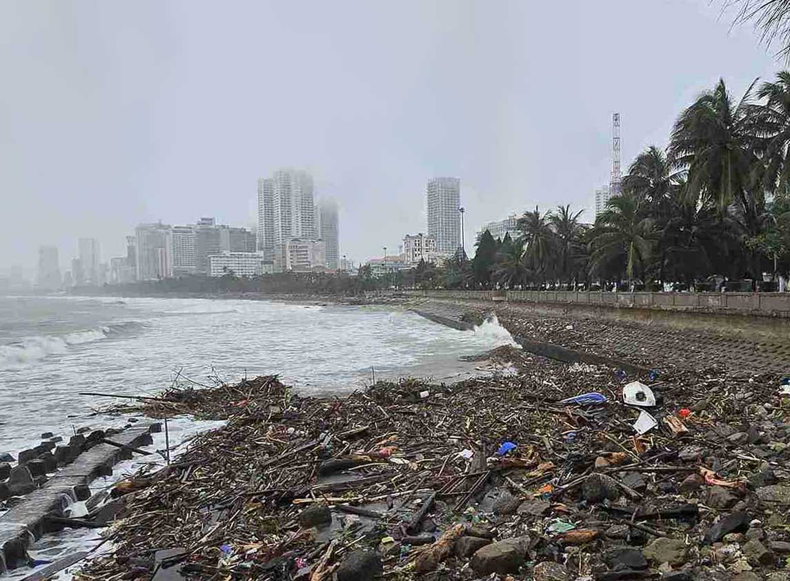 De fortes crues sur les rivieres deferlent sur la mer de Nha Trang emportant des milliers de tonnes de dechets a terre. Photo : Tang Thuy