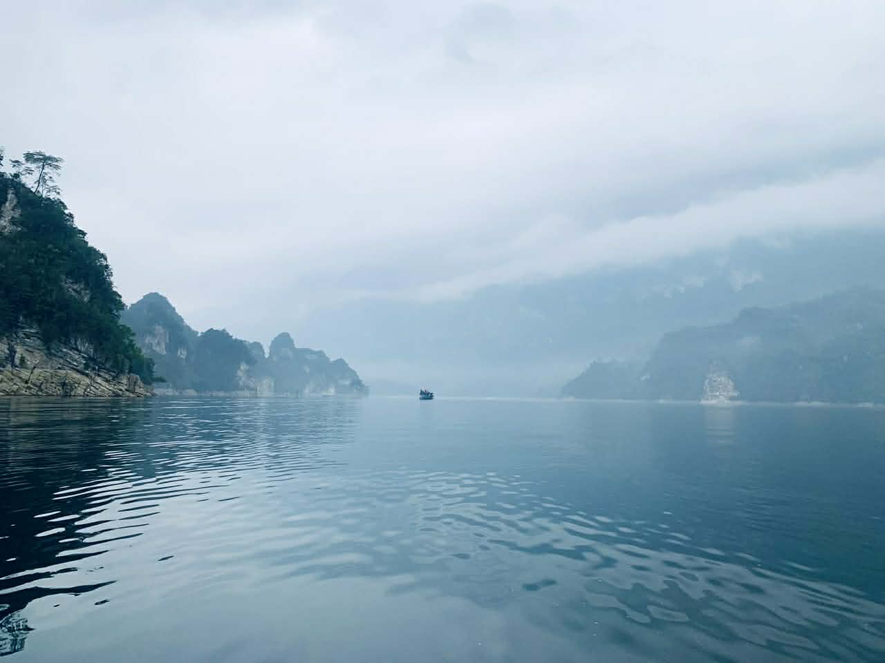 The harmony between the thousand-year-old mountain rock and the vast lake creates an extremely charming scene of Na Hang. Photo: Ky Lam