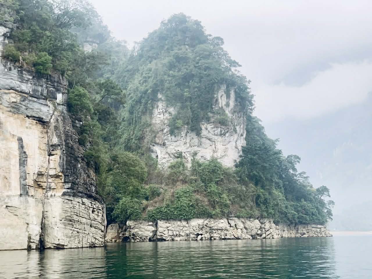 Da nui nghin nam va ho nuoc menh mong tao thanh mot canh Na Hang vo cung quyen ru. Anh: Ky Lam