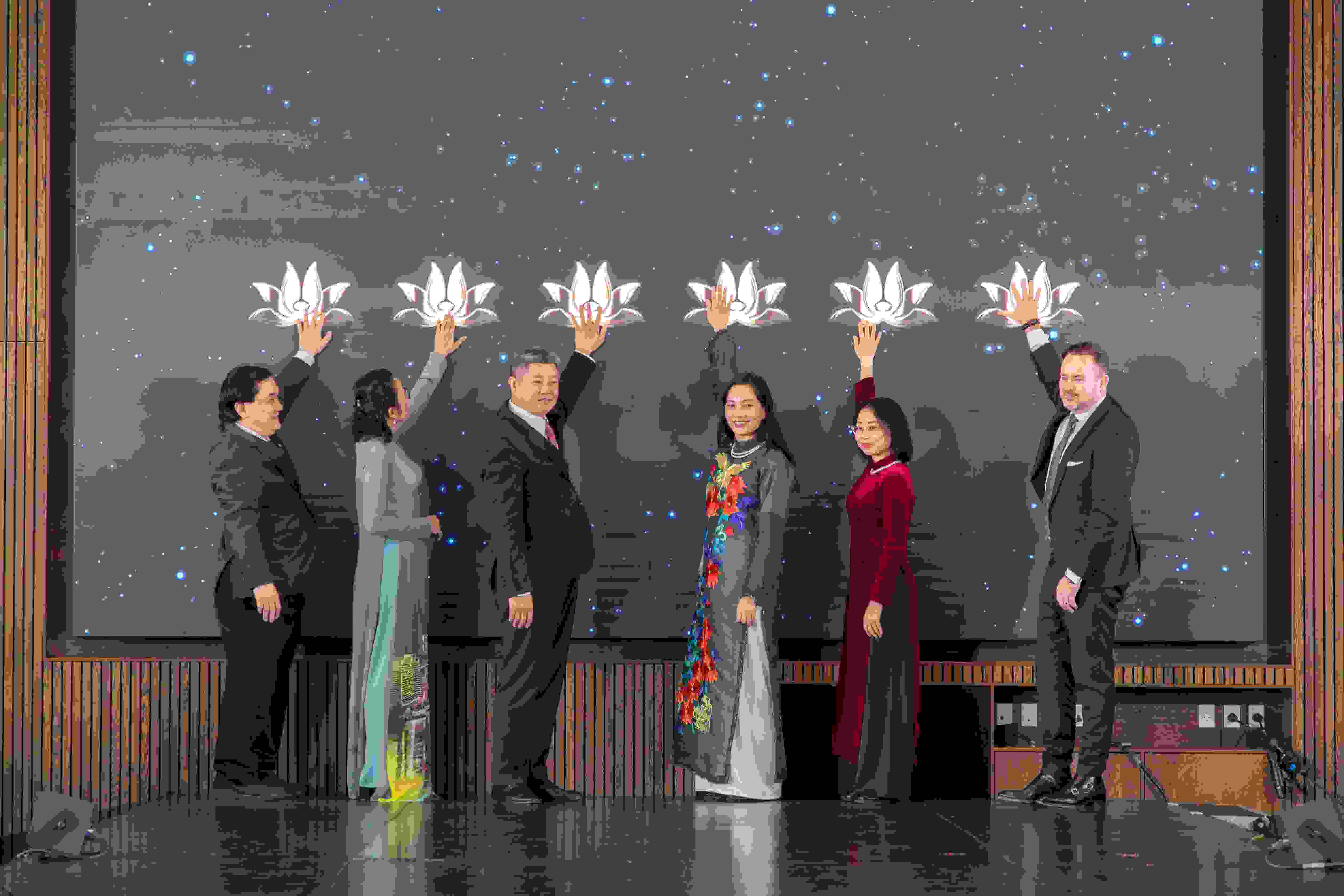 Các đại biểu thực hiện nghi thức công bố đường bay thẳng Hồ Chí Minh - Copenhagen của Vietnam Airlines từ ngày 15.12.2025.  Ảnh: Vietnam Airlines