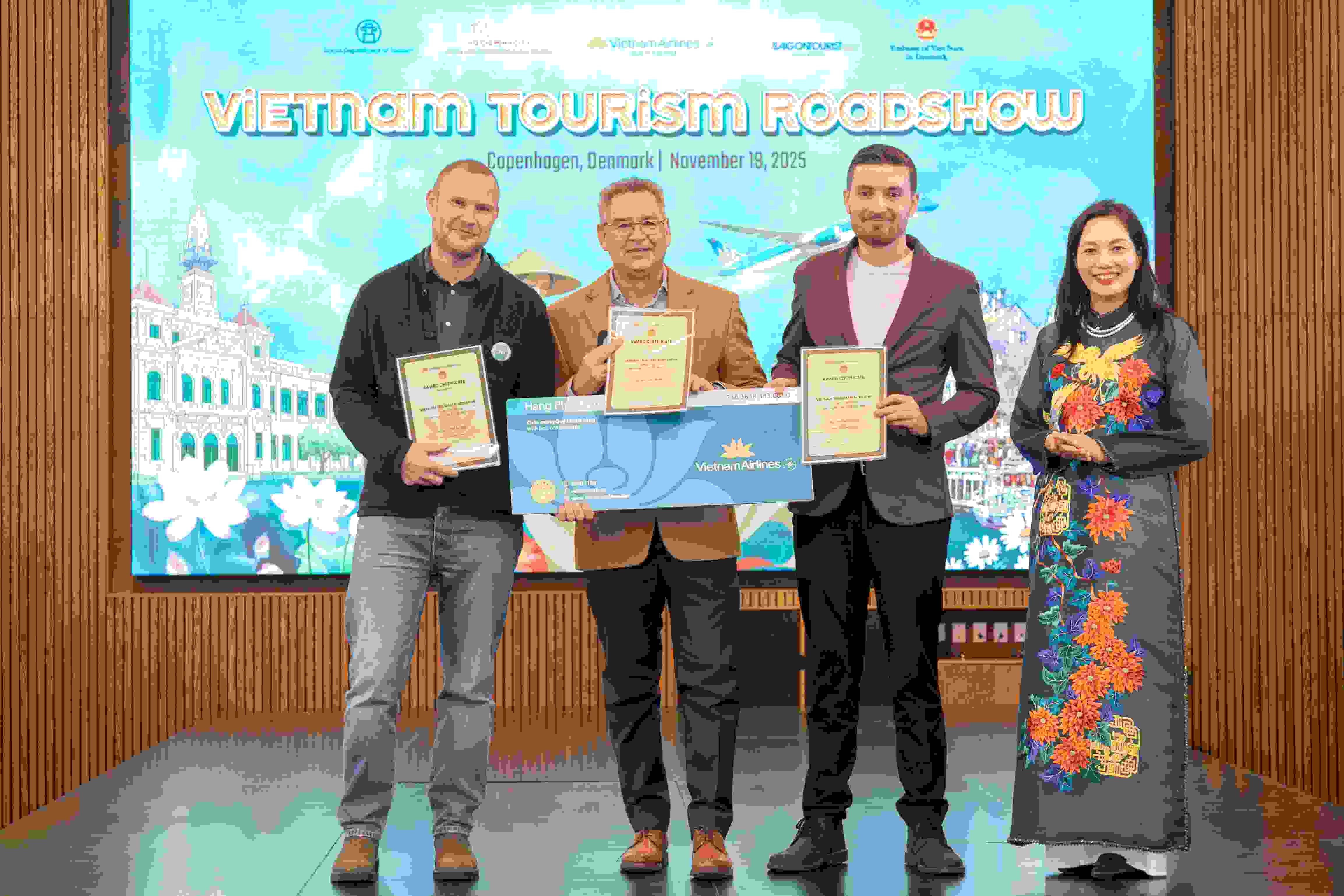 Đại biểu tham dự nhận giải thưởng từ chương trình _Vòng quay may mắn_ trong khuôn khổ sự kiện. Ảnh: