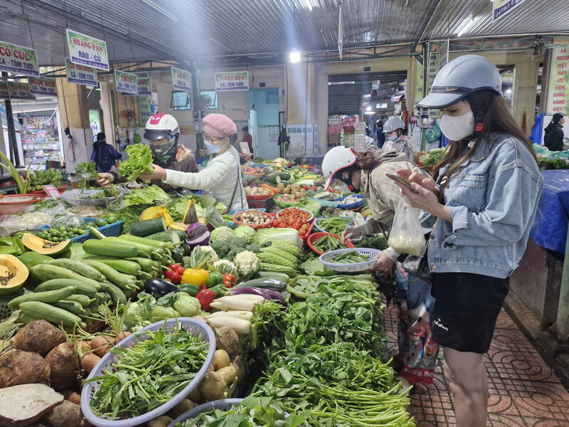 ダナン伝統市場の緑の野菜の価格は、相次ぐ洪水の後、高騰しています。写真:Thu Giang