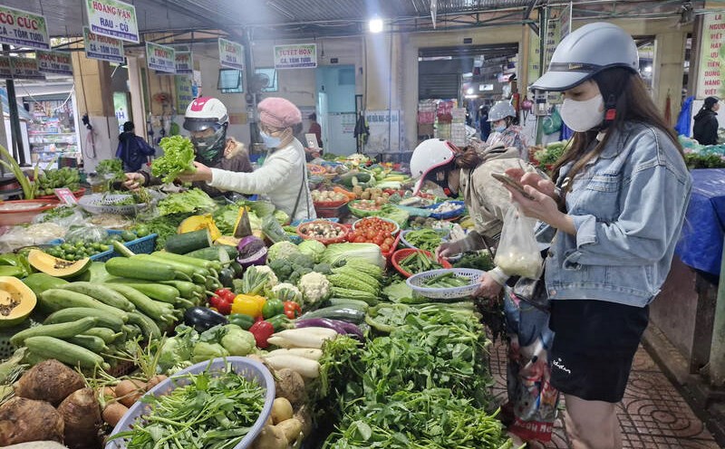 Giá rau quá đắt, nam công nhân nhường rau cho vợ