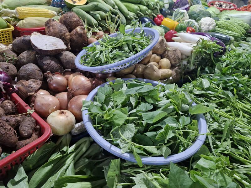 Gia rau xanh o nhieu cho truyen thong tren dia ban TP Da Nang tang sau lu lut. Anh: Thu Giang