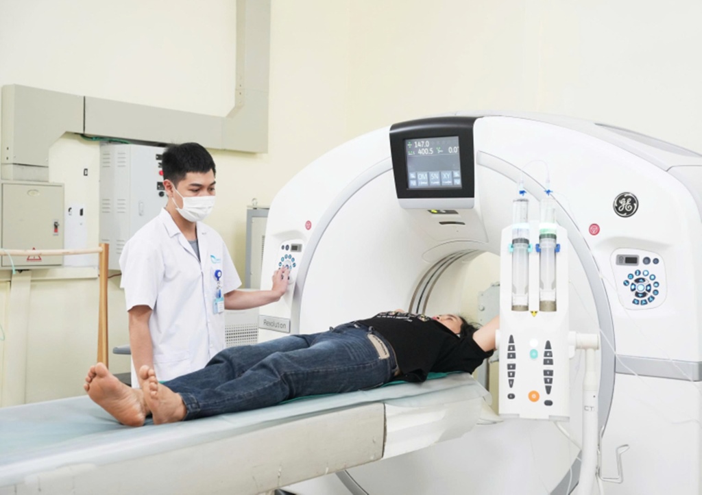 바이짜이 병원은 의사가 흉부 CT 스캐너 영상을 읽는 것을 지원하기 위해 영상 진단과에 현대적인 AI 영상 프로세서를 시험적으로 배치하는 데 투자했습니다. 사진: 막 타오 (바이짜이 병원)