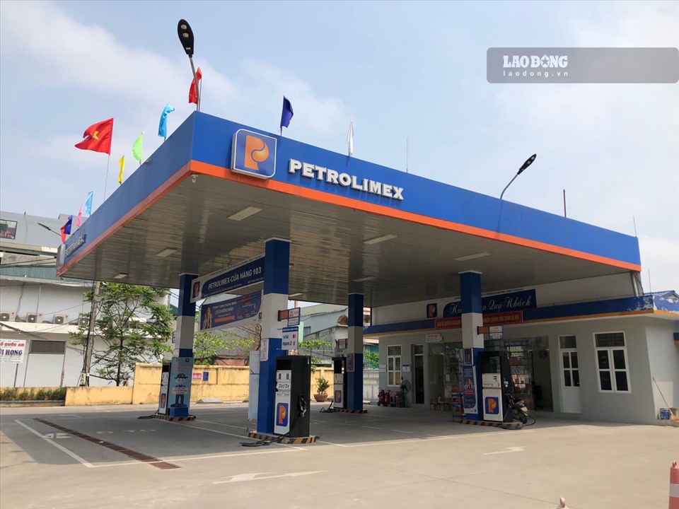 The Petroleum Group reflects that currently, to repair toilets and gas stations, a 1/500 plan must be prepared before applying for a construction permit. Photo: Khanh Linh