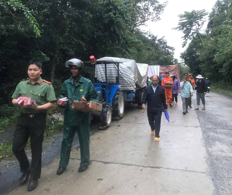 Luc luong chuc nang chi vien luong thuc, thuc pham cho ba con. Anh: Huynh Thi