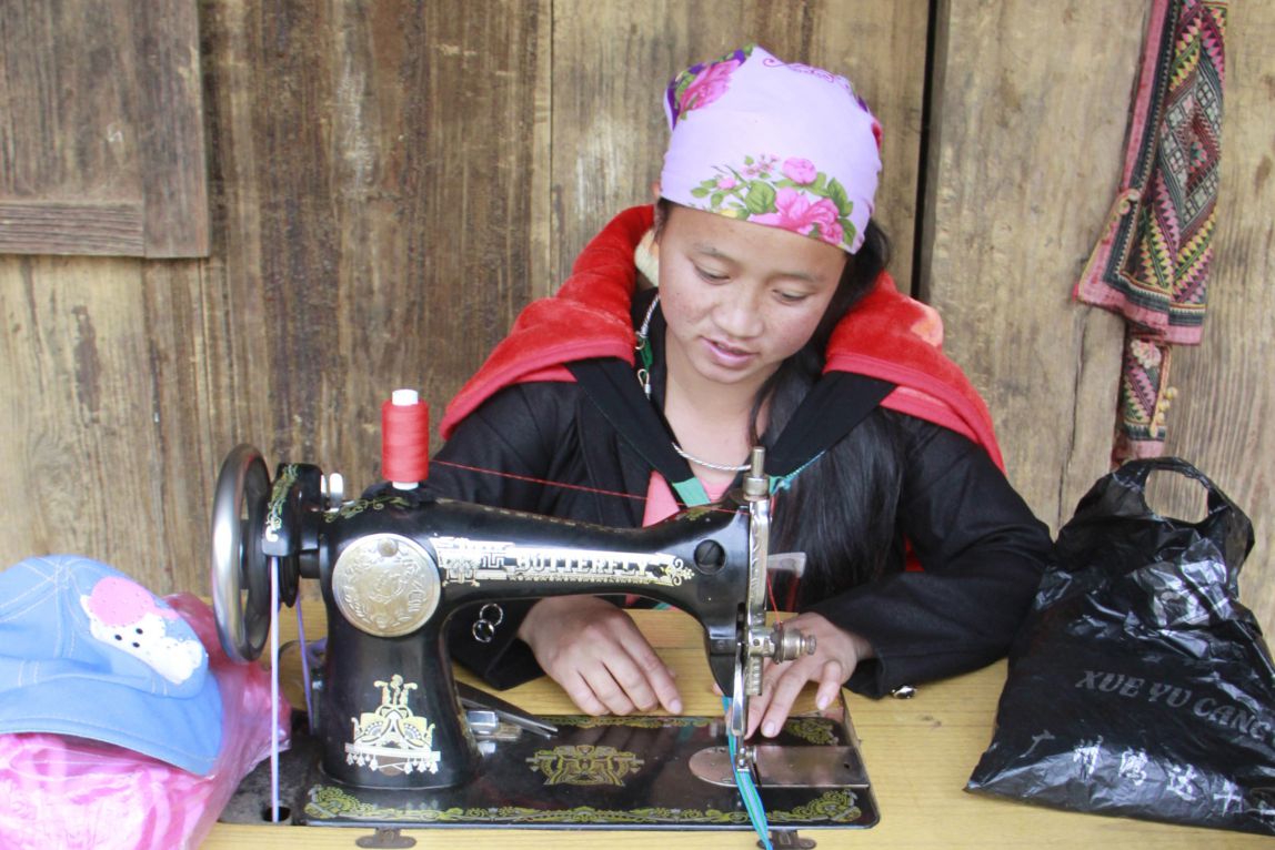 Nguoi H'Mong xa Long Phieng duy tri det vai lanh va may vay ao tu vai lanh truyen thong. Anh: Truong Son