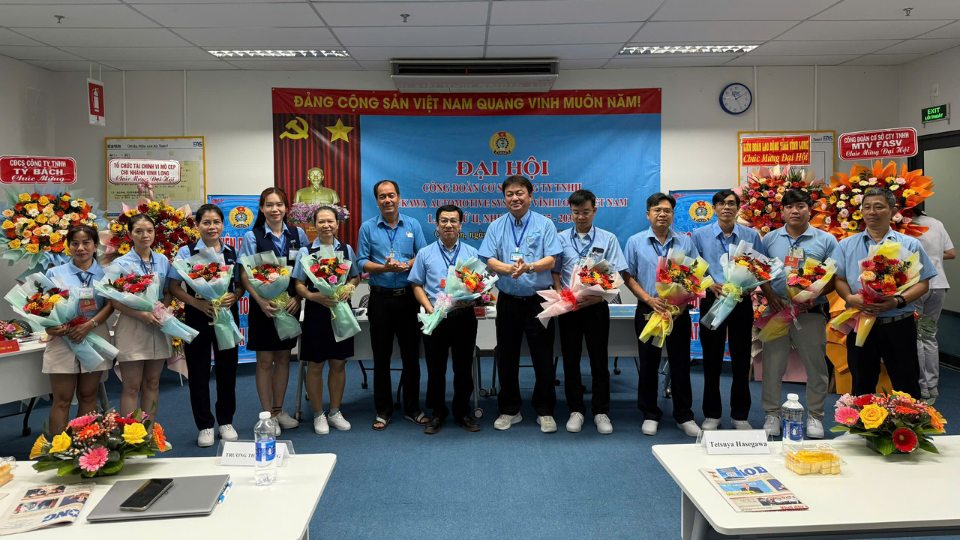 The Executive Board of the Trade Union of furukawa Automotive systems Vinh Long Vietnam Co., Ltd., term 2025 - 2030, launched the Congress. Photo: Hoang Loc