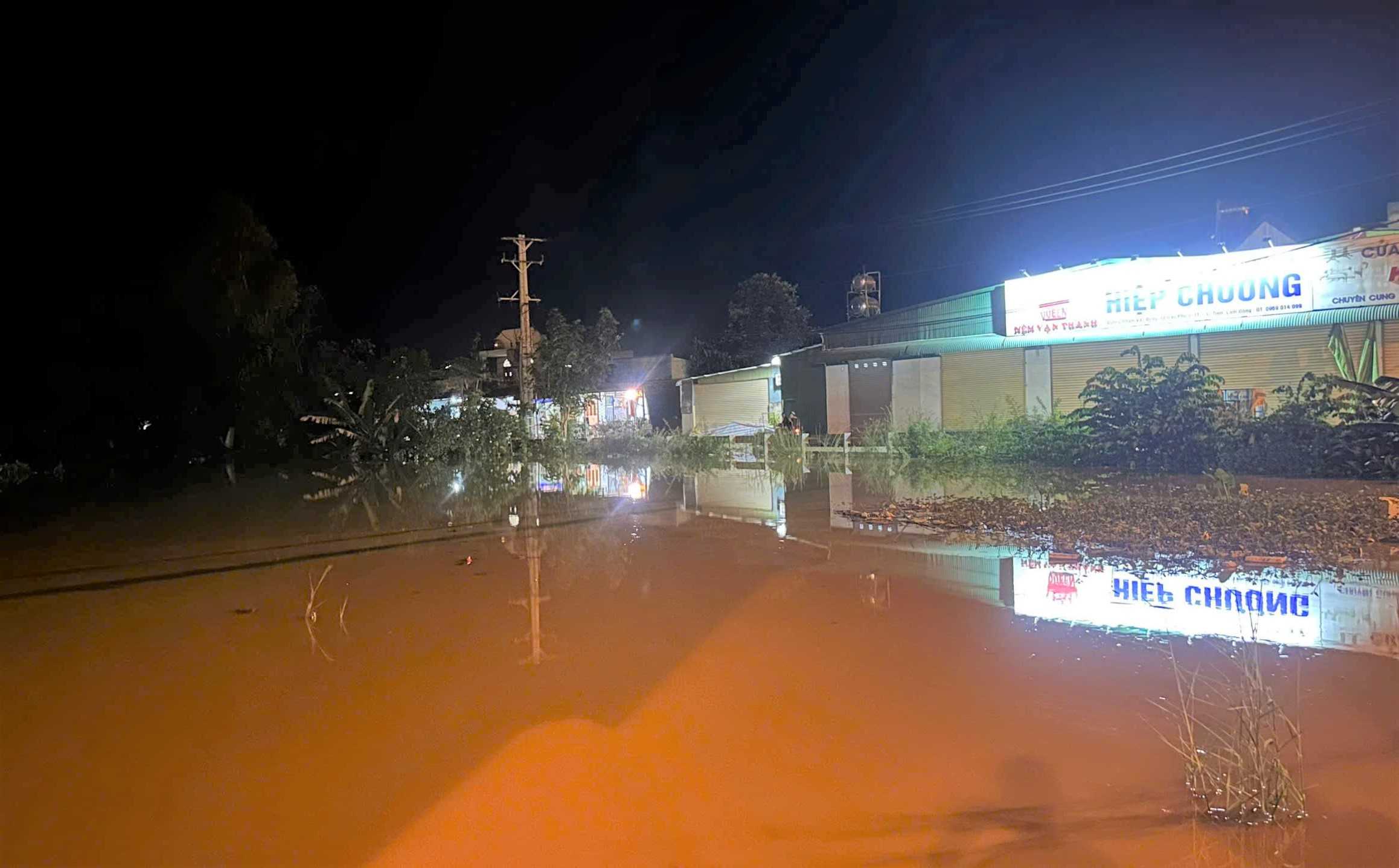 Nha dan tren dia ban xa Cat Tien 2 bi ngap sau do nuoc song Dong Nai dang cao. Anh: Phuc Khanh