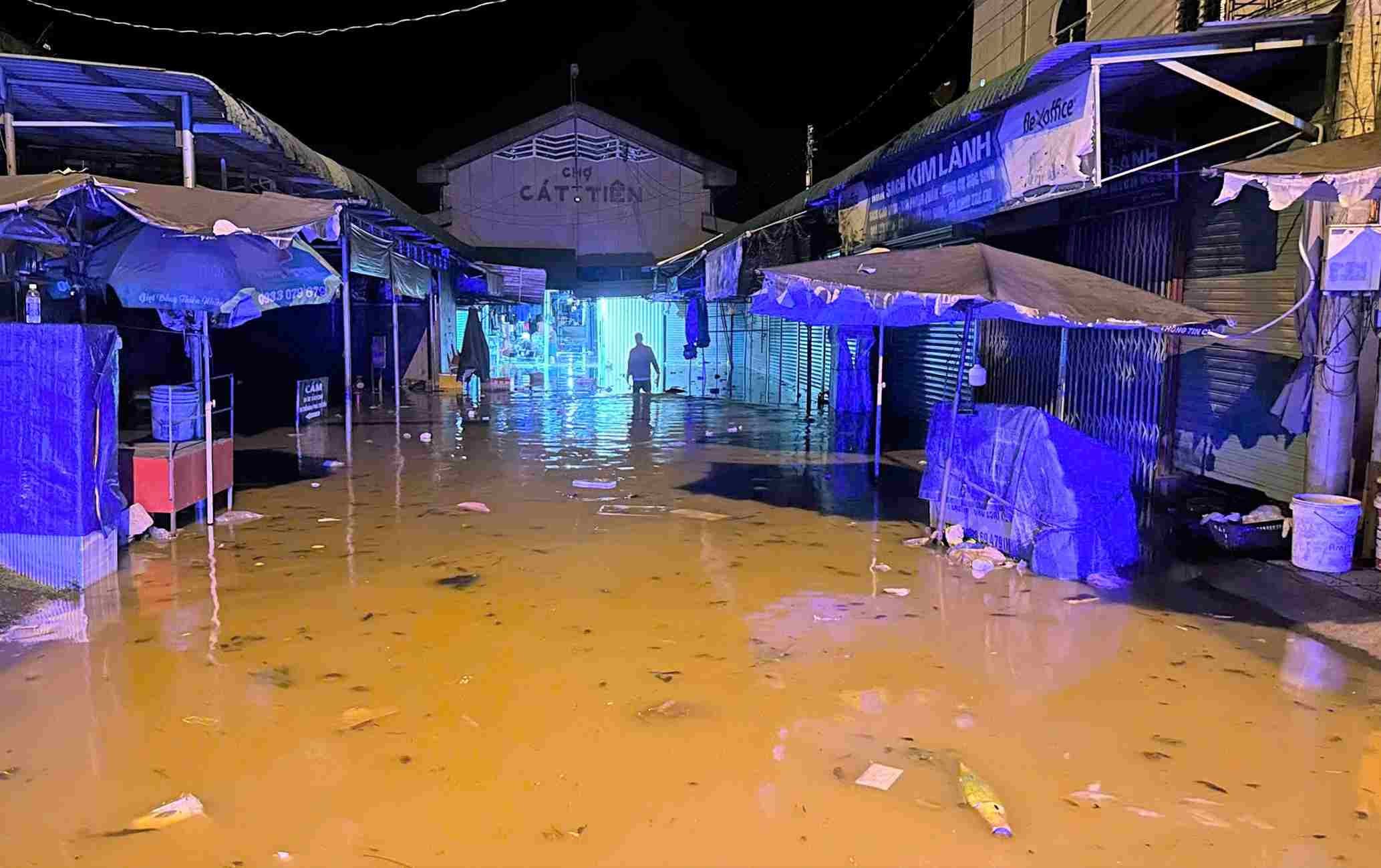 Nuoc song Dong Nai dang cao gay ngap khu vuc cho Cat Tien (xa Cat Tien). Anh: Phuc Khanh
