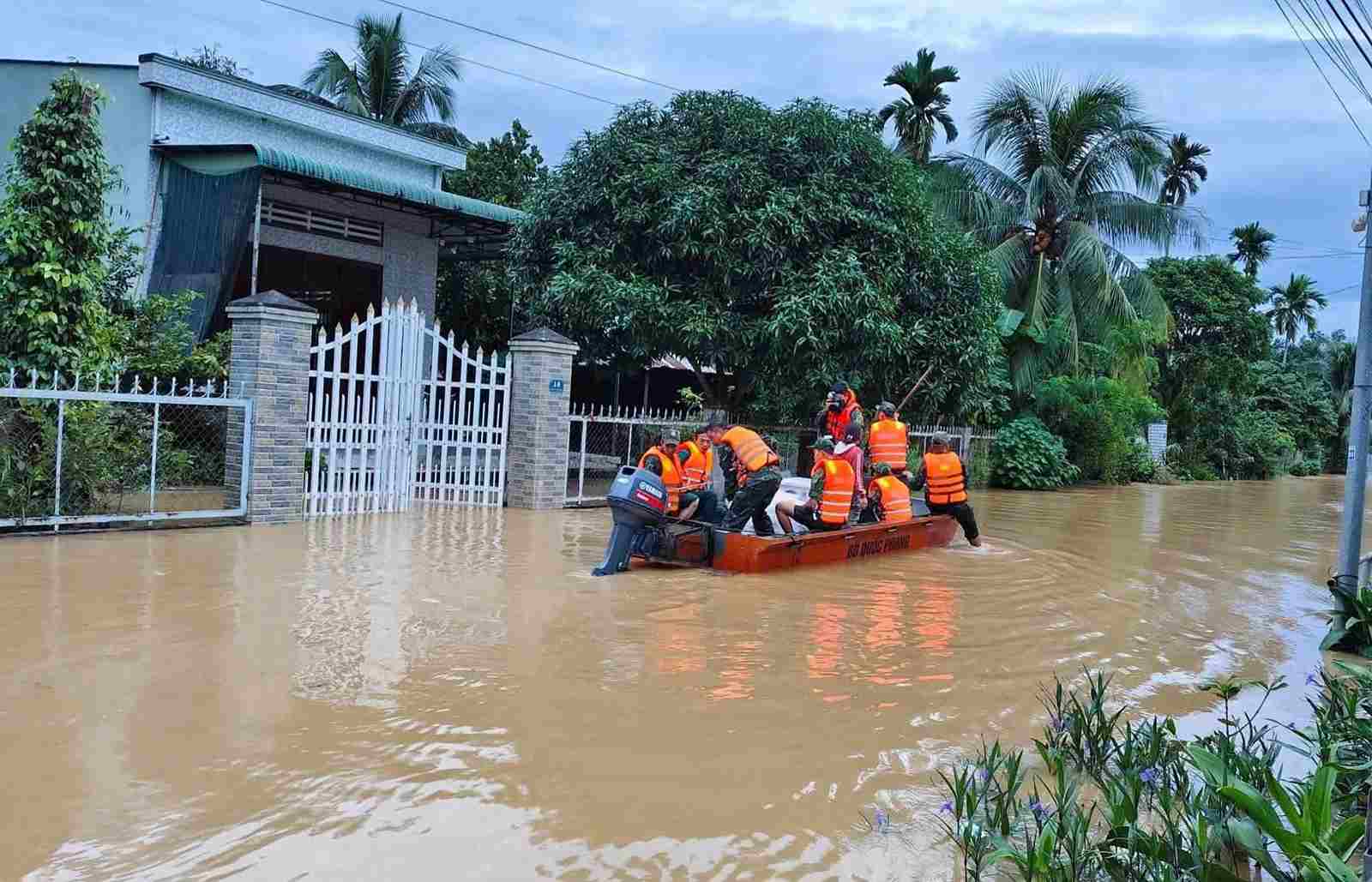 Can bo, chien si Khu vuc phong thu 3 - Bao Lam ho tro so tan nguoi dan xa Cat Tien 2 den noi an toan. Anh: Phuc Khanh