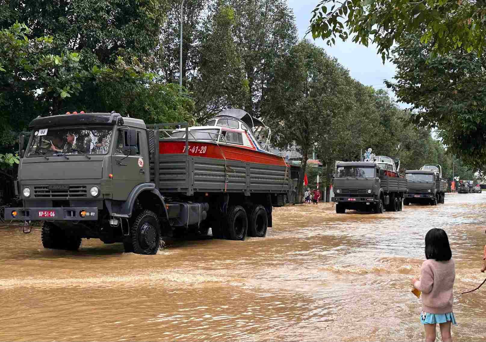 Quan khu 7 dua xe dac chung den khu vuc Cat Tien ho tro nguoi dan ung pho voi mua lu. Anh: Phuc Khanh