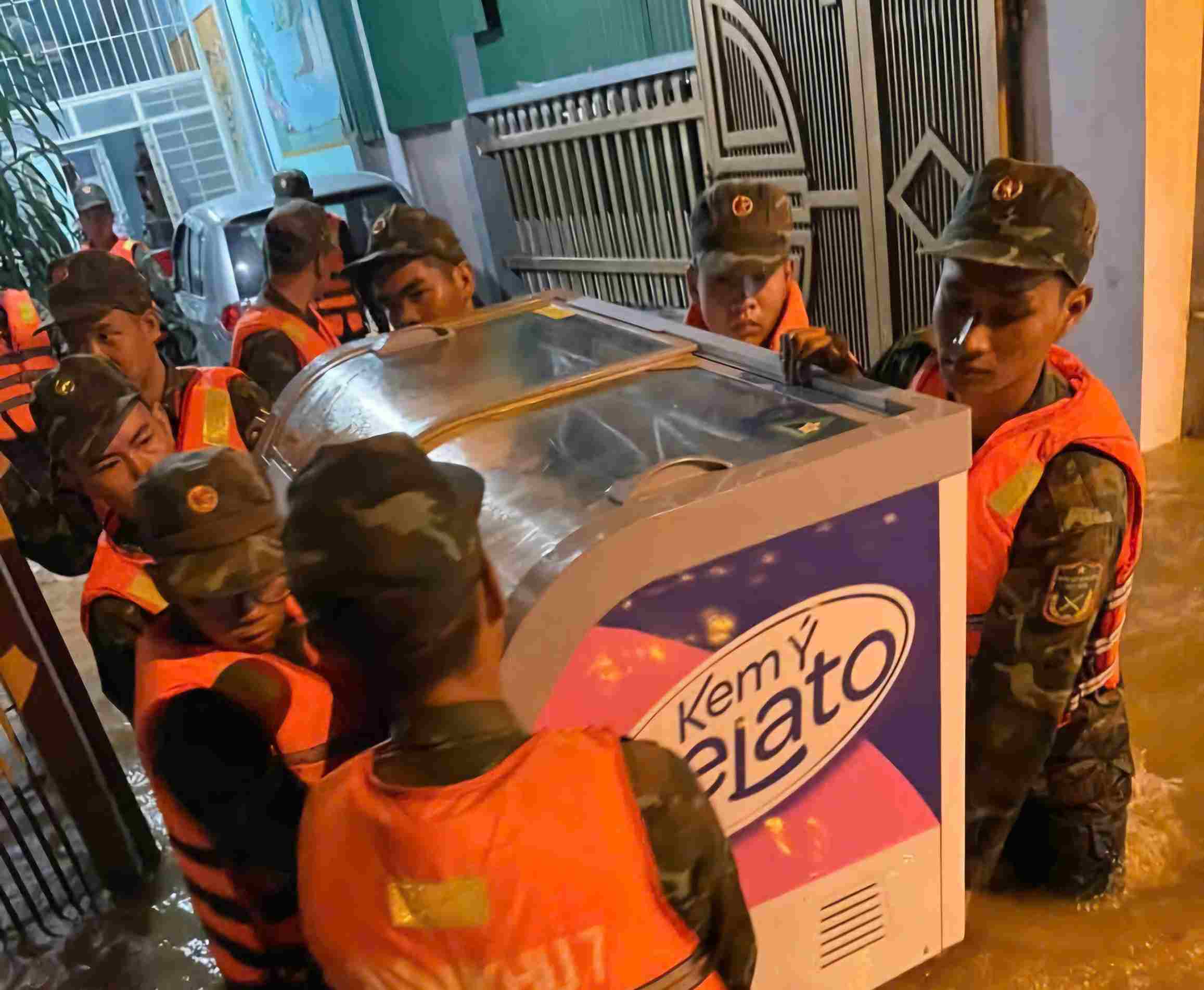 Cac luc luong trang dem ho tro nguoi dan di chuyen tai san ra khoi khu vuc ngap sau. Anh: Phuc Khanh