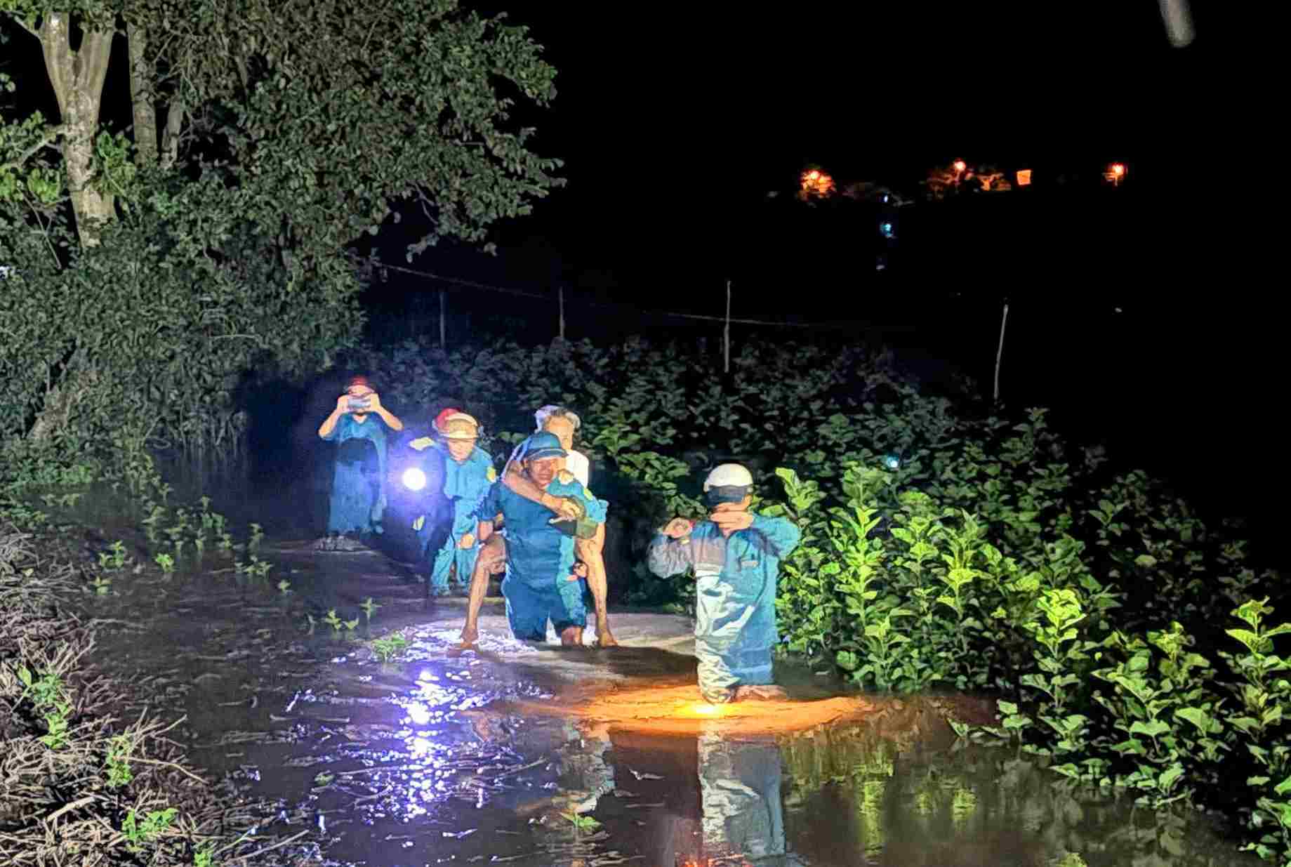 Luc luong dan quan xa Cat Tien 2 so tan nguoi dan bi ngap den noi an toan. Anh: Phuc Khanh