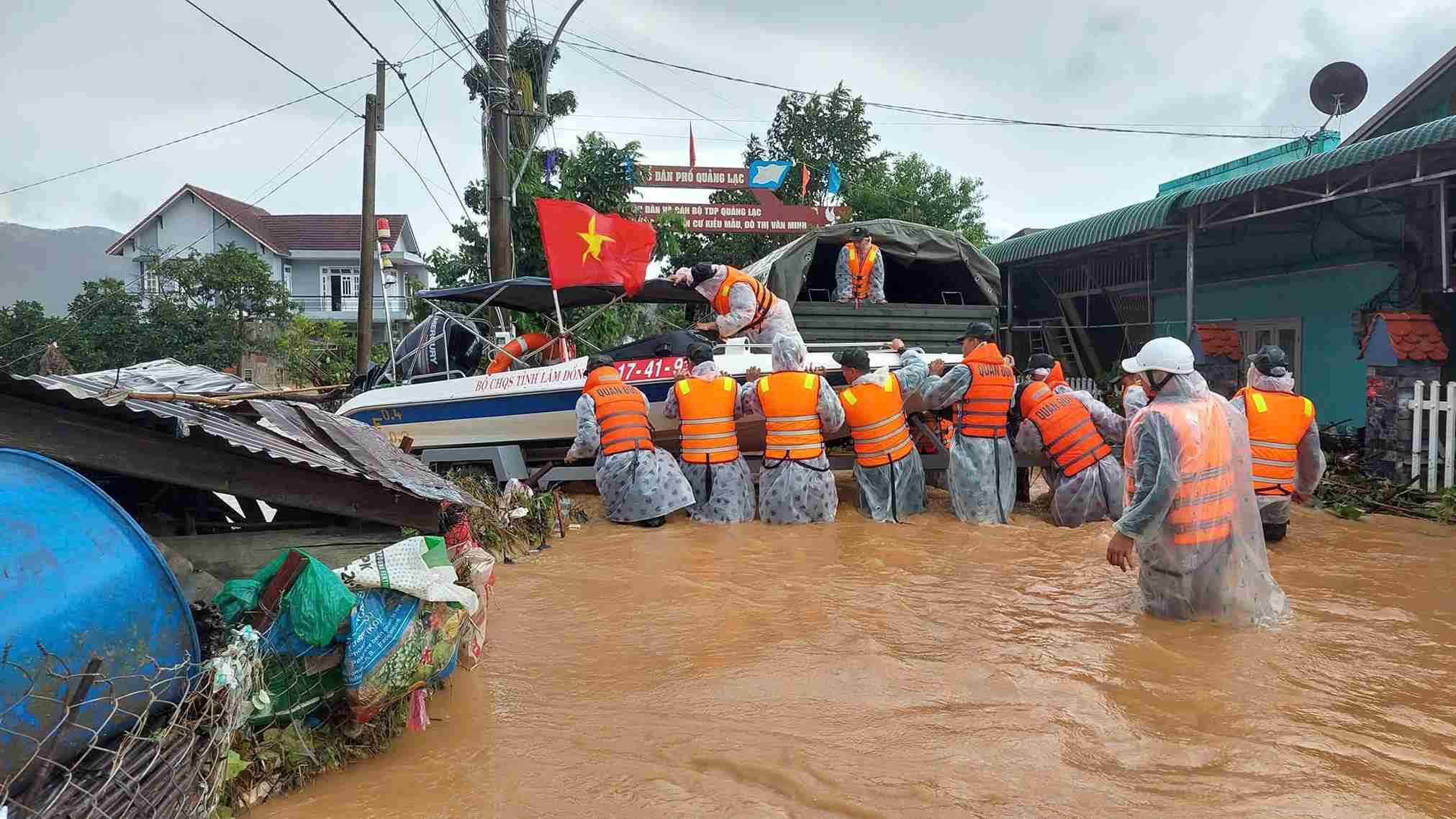 ラムドン省および第7軍管区の機能部隊は、洪水、浸水への対応に住民を支援することに集中しています。写真:Phuc Khanh
