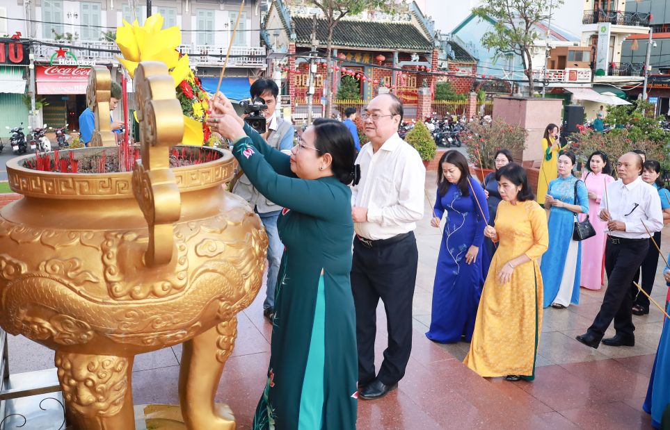 호티깜다오(Ho Thi Cam Dao) 껀터(Can Tho)시 당위원회 부서기장 겸 베트남 조국전선위원회 위원장이 닌끼에우(Ben Ninh Kieu) 벤닌(Ben Ninh Kieu)의 호치민 주석 기념비에서 향을 피우고 있습니다. 사진: 깜뚜(Cam Tu)