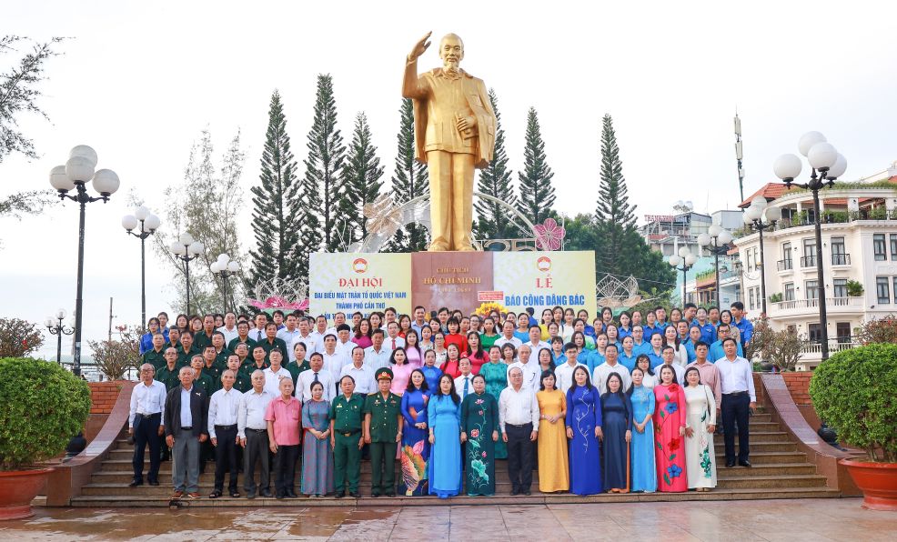 Doan dai bieu tham du Dai hoi dai bieu MTTQVN TP Can Tho lan thu I, nhiem ky 2025-2030 den vieng Tuong dai Chu tich Ho Chi Minh o Ben Ninh Kieu va lam le bao cong, dang hoa, dang huong. Anh: Cam Tu
