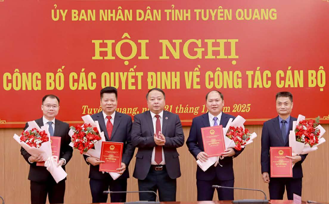 Chairman of Tuyen Quang Provincial People's Committee Phan Huy Ngoc presented the decision to the appointed officials. Photo: Duy Tuan