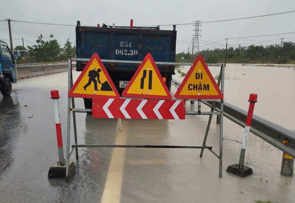 Muchos tramos de la Carretera Nacional 1 aun no se pueden transitar. Foto: Departamento de Carreteras de Vietnam