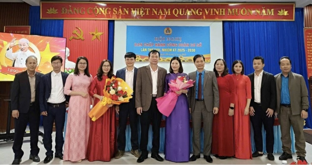 ボー トラック地域総合病院の草の根労働組合は、2025 年から 2030 年までの中央労働組合執行委員会会議を開催しました。写真: クアン・トライ労働組合