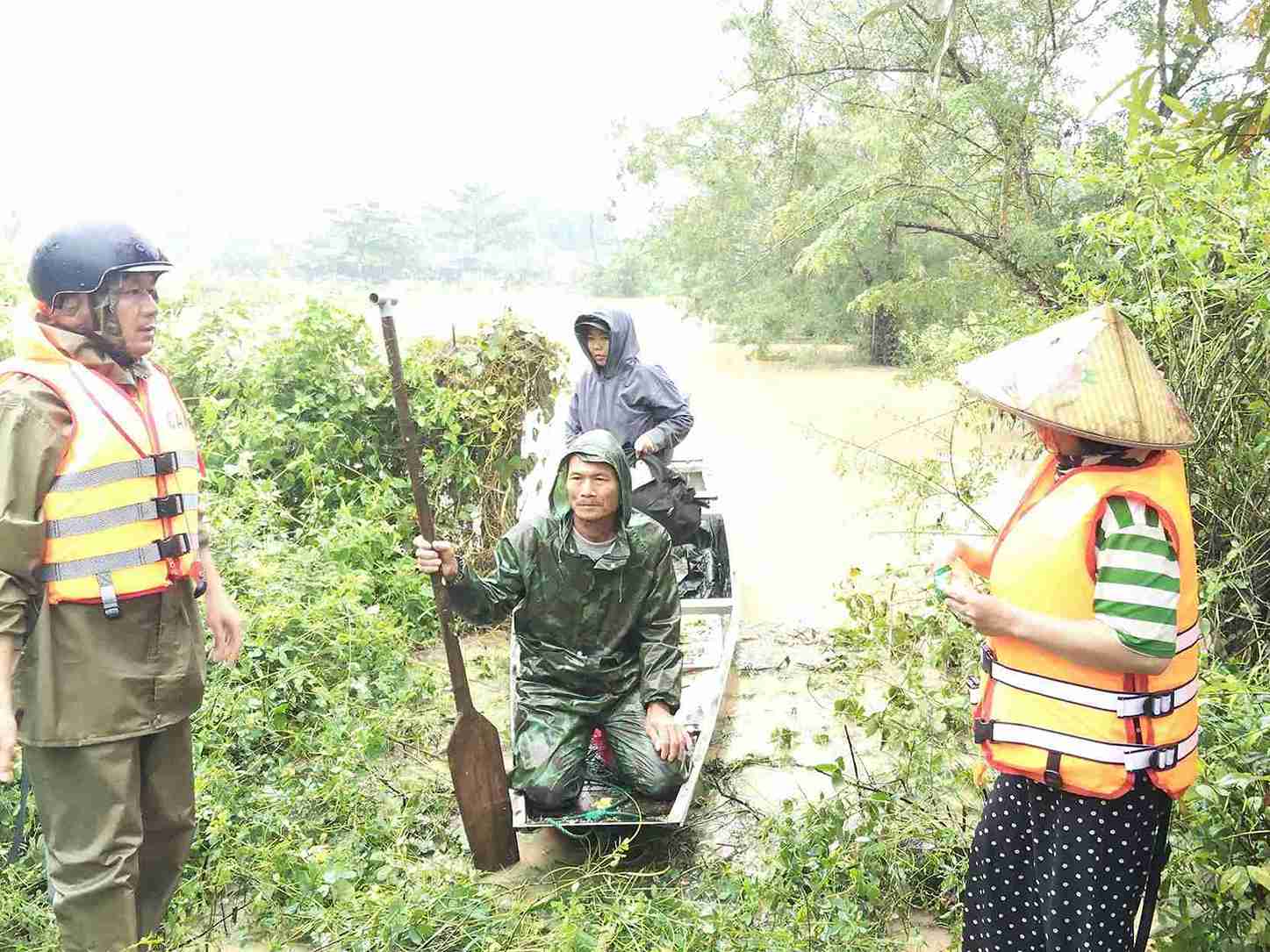 Nguoi dan xa Hoa Phu, tinh Dak Lak chuan bi so tan do nuoc lu dang cao. Anh: Bao Trung