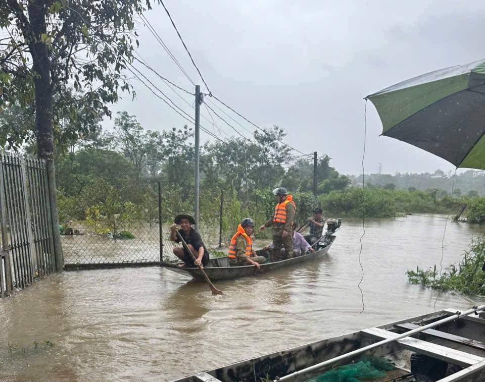 Mot khu vuc vung ven thanh pho Buon Ma Thuot (cu) bi ngap lu. Anh: Bao Trung