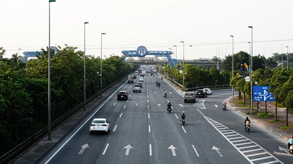 Hanoi difunde la carretera Vo Nguyen Giap para mantener el sistema de iluminacion. Foto: Hoang Anh