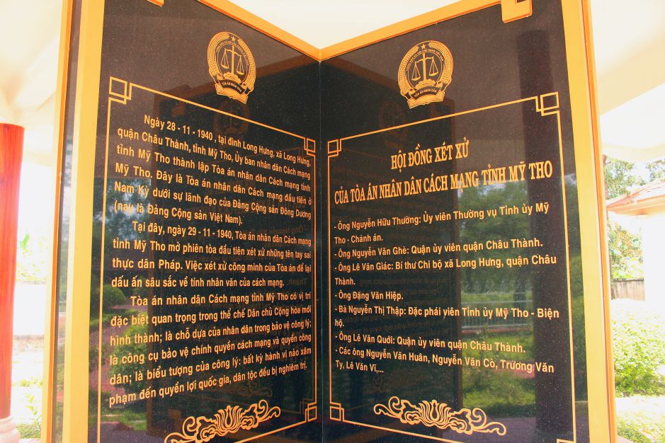 Bia ghi nhan ve Toa an nhan dan cach mang dau tien khu vuc Nam bo duoc to chuc tai khuon vien dinh Long Hung. Anh: Luc Tung