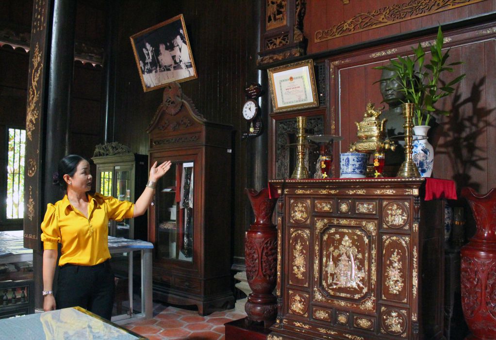 Mot phan noi that Nha tho ba Nguyen Thi Thap nam trong khuon vien Di tich dinh Long Hung. Anh: Luc Tung