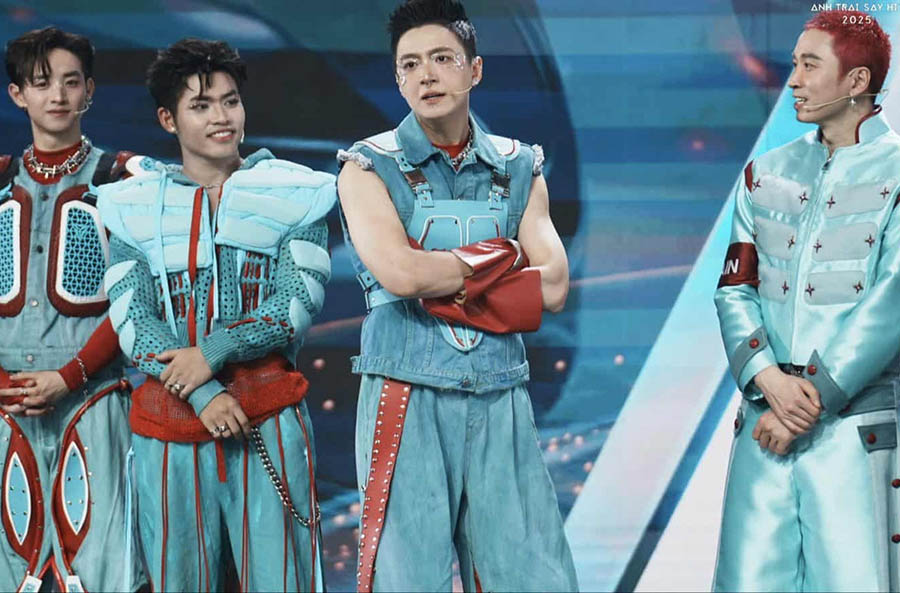 Ve giong hat, trinh dien, vu dao... Ngo Kien Huy (thu 2 tu phai sang) chua co duoc su noi bat so voi nhieu “anh trai“. Anh: Nha san xuat