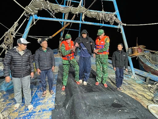 Les fonctionnaires du poste de garde-frontiere de Cat Ba emmenent le membre d'equipage en detresse aux urgences dans la nuit. Photo : Garde-frontieres de Hai Phong