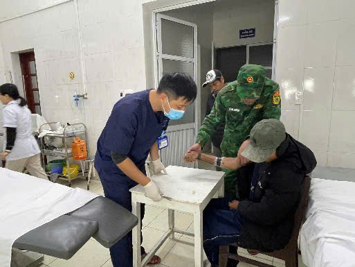 Thuyen vien duoc dua di cap cuu kip thoi. Anh: BDBP Hai Phong