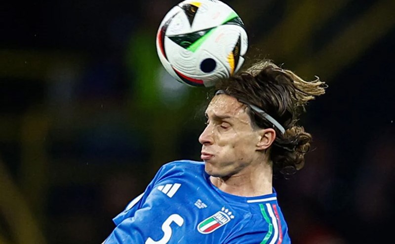 Calafiori dang gap van de ve the trang. Anh: AFP