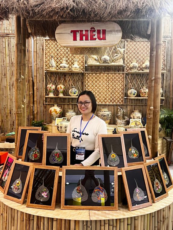 Ms. Quan Thi Cuc's booth at an event introducing handmade products - embroidered on October 15th. Photo: Character provided
